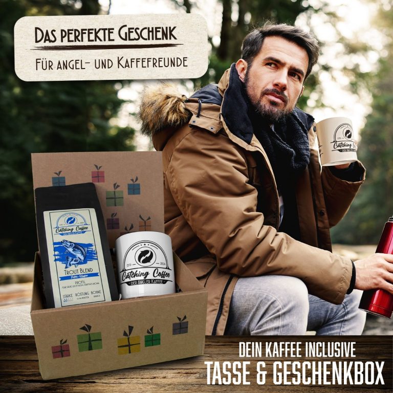 Geschenkset mit Kaffee, Tasse und dekorativer Box, präsentiert von einem Mann im Winterjacke.